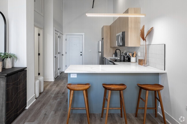 1BR, 1BA - 710SF - Dining Room - 811 W Evergreen Ave