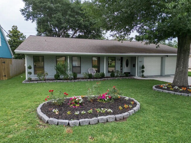 Foto del edificio - 307 Shirleen Dr