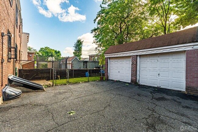 Building Photo - 126-128-128 Midland Pl