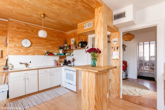 Foto del edificio - 4837 W Irving Park Rd