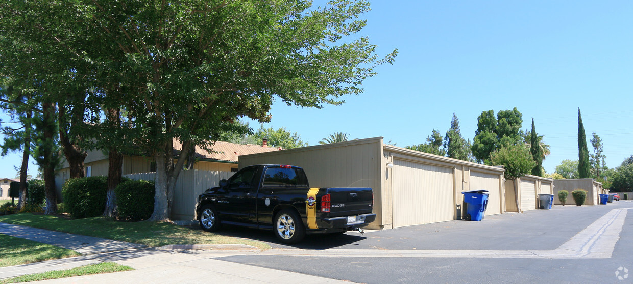 Building Photo - 5270-5310 N Gates Ave