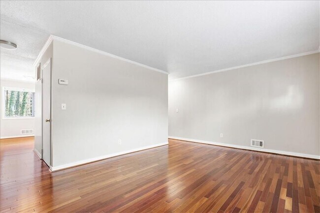 Foto del edificio - 2412 Peachwood Cir NE