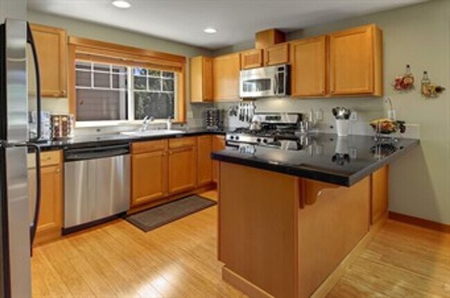 Building Photo - 2-bedroom, 2.5-bathroom Licton Springs Tow...