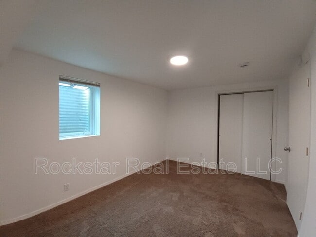 Building Photo - 222 E Crown Ave