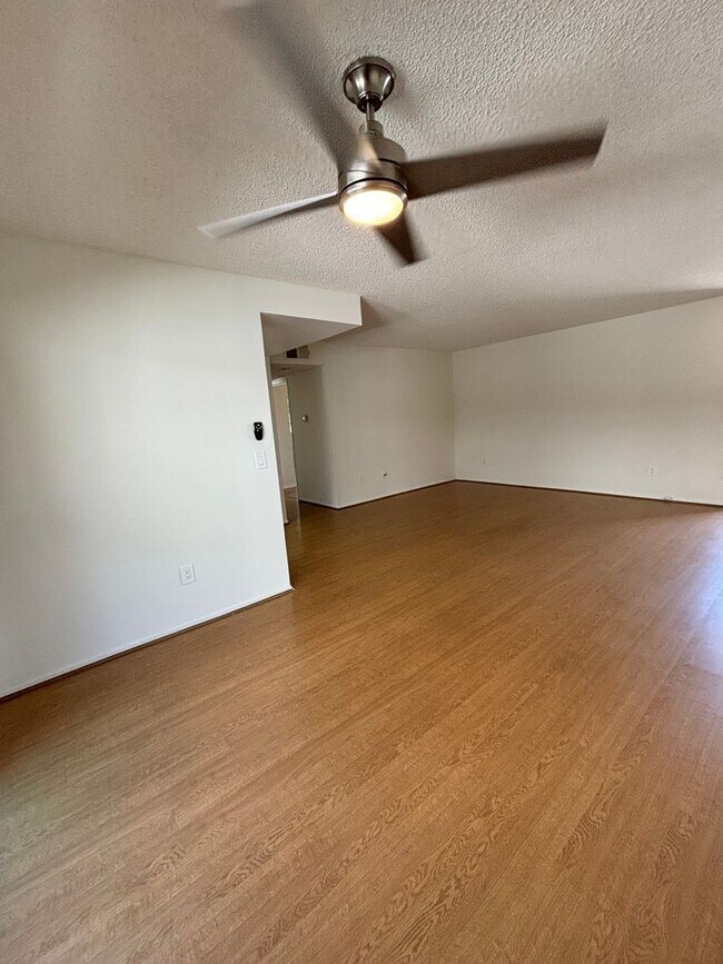 Interior Photo - Orange Grove, 1232-1234