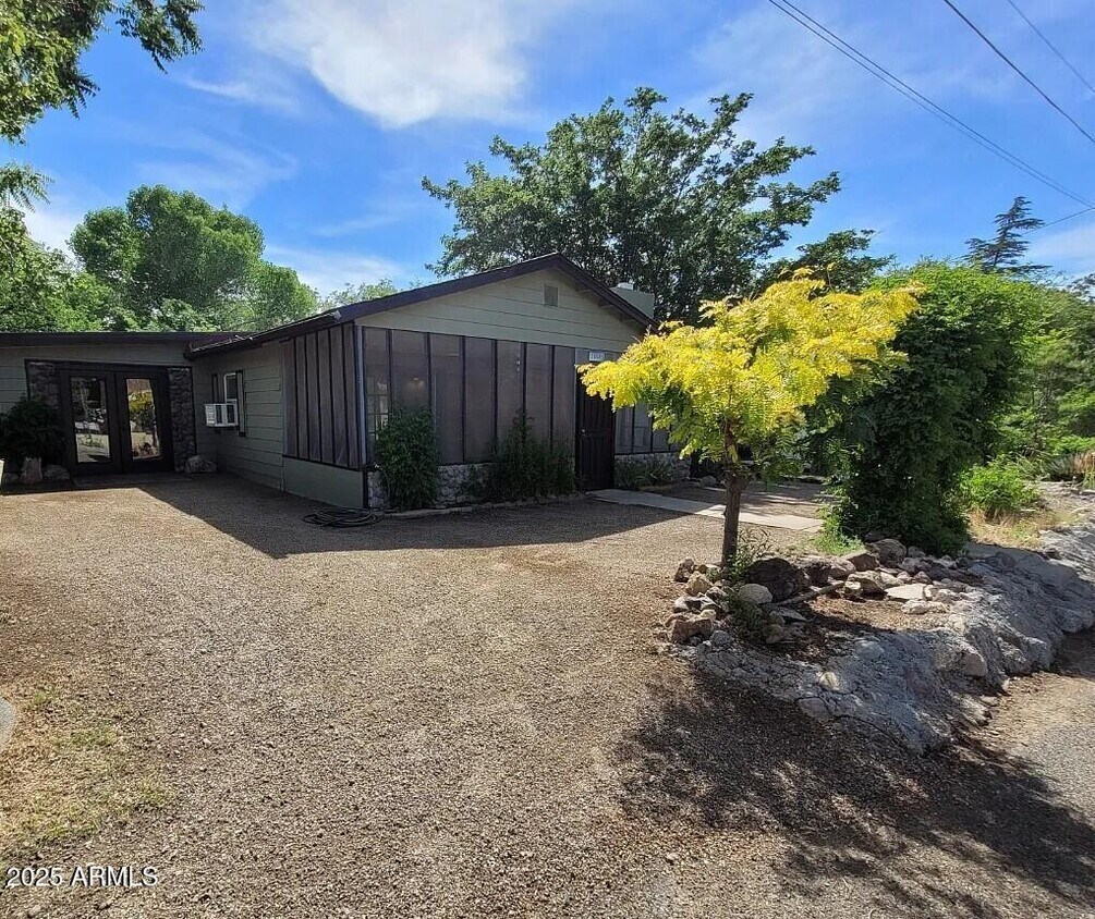 Foto principal - 16685 Shrine Dr