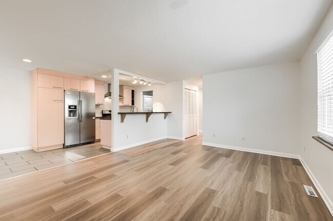 Building Photo - Lovely 2 bed 1 Bath Townhome in park-like setting in Boulder. - Available July 1st!