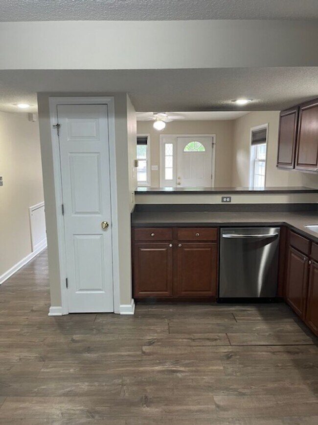 Foto del edificio - 2 bedroom, 1.5 bath Townhouse: Oaklawn Park!