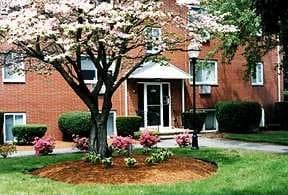 Building Photo - 1072 Fellsway