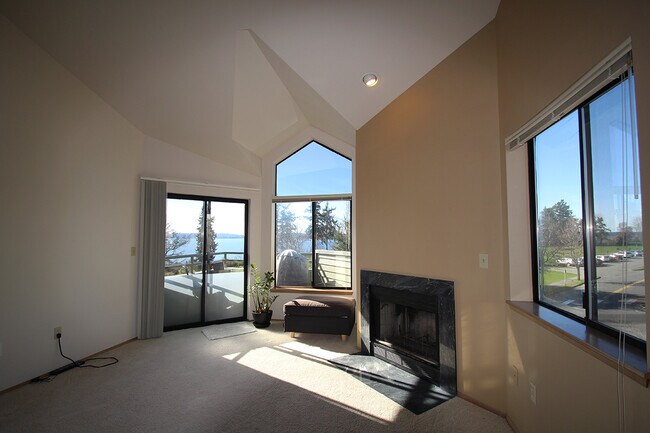 Foto del edificio - DOWNTOWN KIRKLAND 2 BED, 2.5 BATH HOME FOR RENT W WATER VIEWS!
