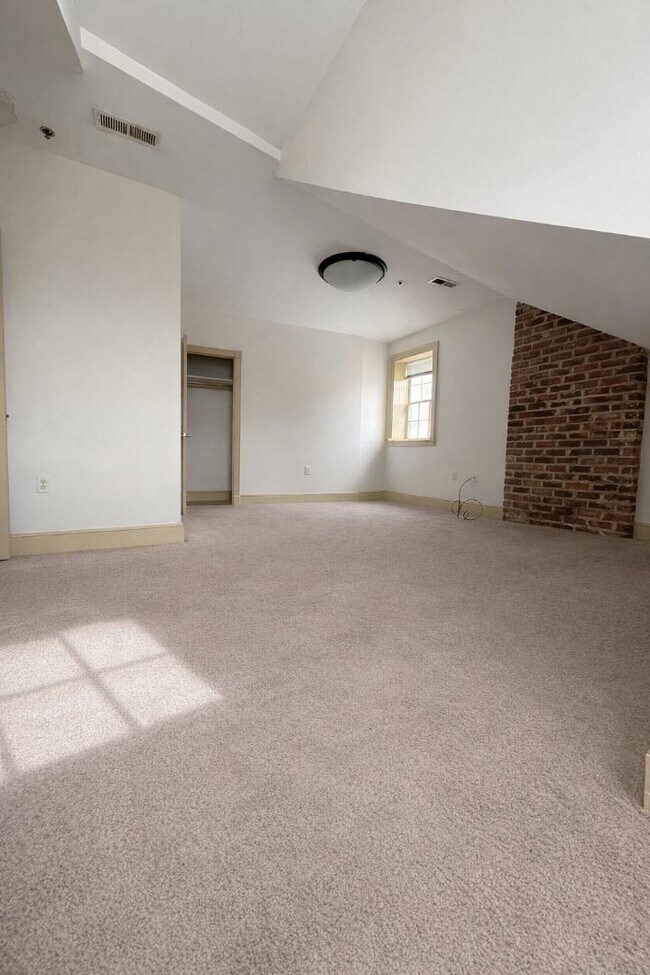 Building Photo - 26B W. Old Street - #F