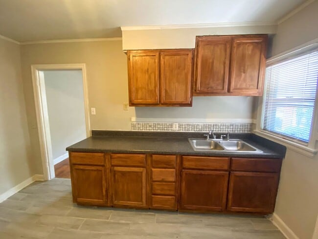 Building Photo - 1 bed, 1 bath (new appliances) in Berclair
