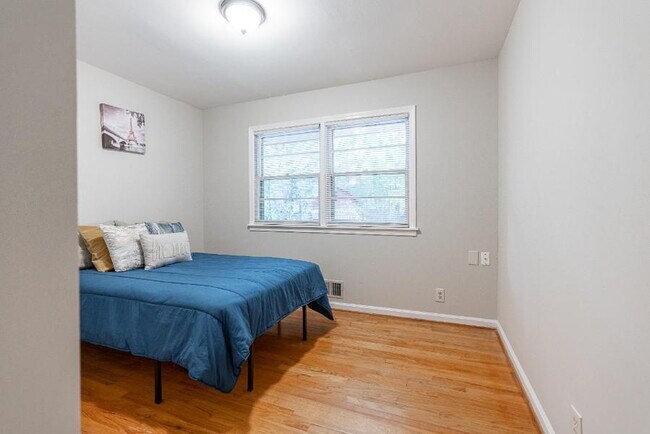 Foto del edificio - Spacious Updated Home, a 5 minute walk to bus 186.