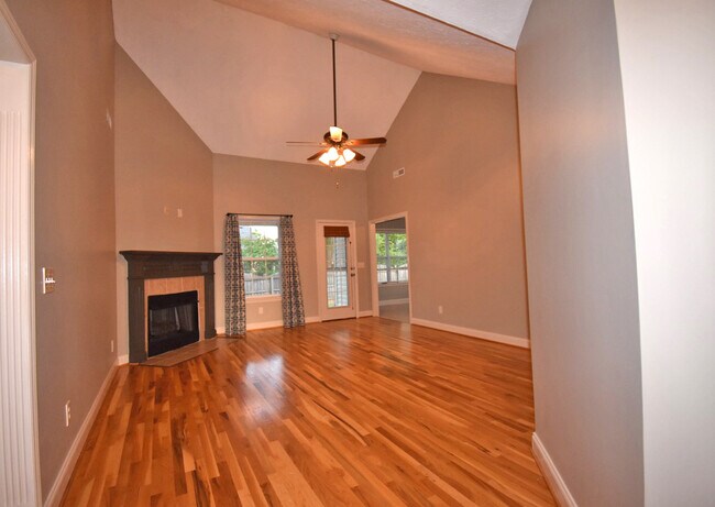 Building Photo - Gorgeous one level 3BR/2BA w/garage in Mbo...