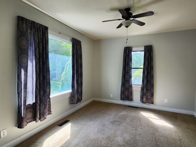 Building Photo - Poplar Grove 3 bd. House! Pets ok! Love the yard!