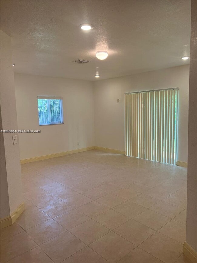 Building Photo - 2637 NW 9th Ct