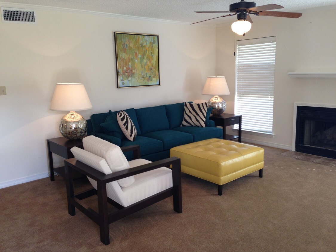 Spacious living area with fireplace - 1110 W Lee Dr