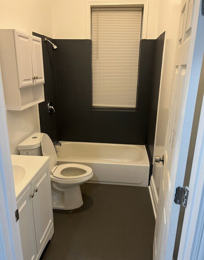 Foto del edificio - 1312 W 51st St