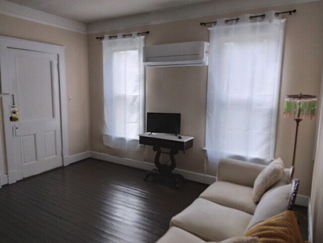 Foto del edificio - 914 W. Colonial Ave