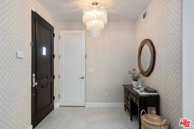 Foto del edificio - 1745 S Barrington Ave