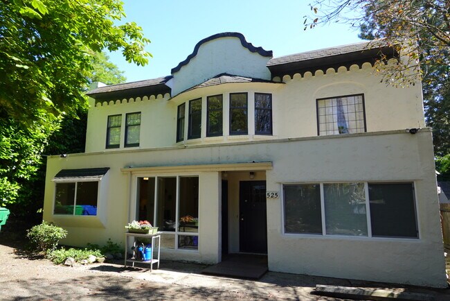 cochera - 525 NE 86th St