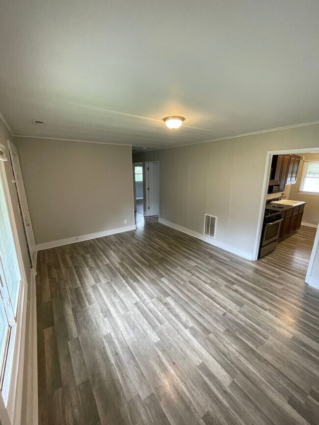 Foto del edificio - 3 Bedroom Home with Backyard and Garage - ...