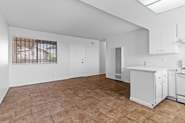 Building Photo - 402 S Bonnie Brae St