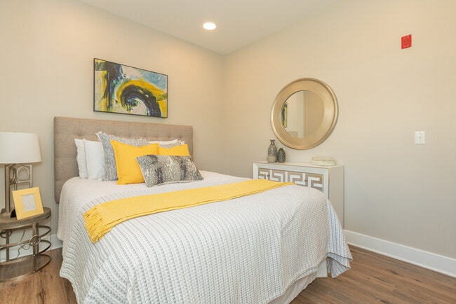 Bedroom - 2220 W Master St