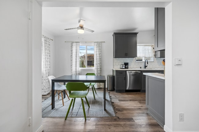 Building Photo - 21 S Venice Blvd