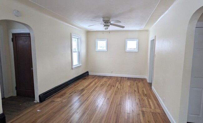 Building Photo - 1675 Huizenga, 3 bedroom house with baseme...