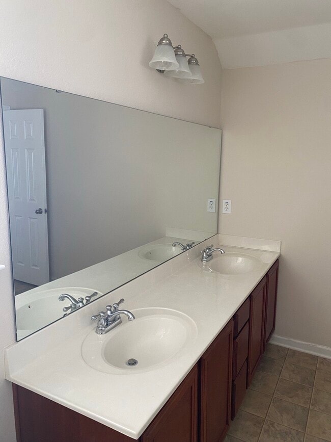 Building Photo - 1030 Glencroft Dr