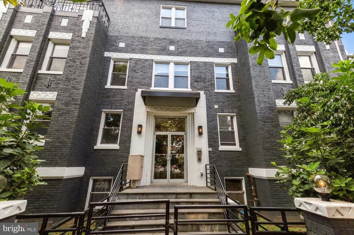 Primary Photo - Beautiful 2 level condo with HUGE private ...
