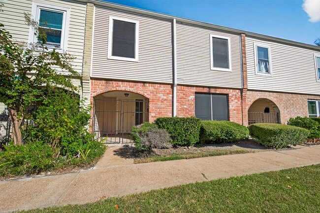 Foto del edificio - 9022 Wilcrest Dr