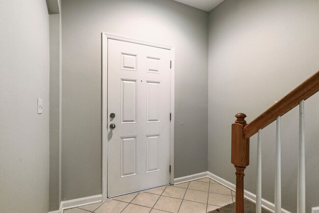 Building Photo - Cambridge at Oak Leaf Plantation Town Home!