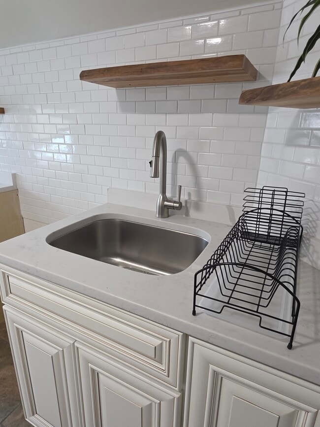 Sink - 164 Laurel Pl