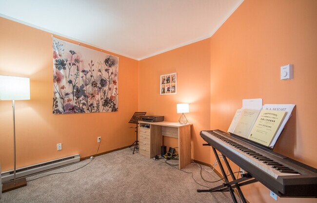 Den - 3942 N Oakland Ave