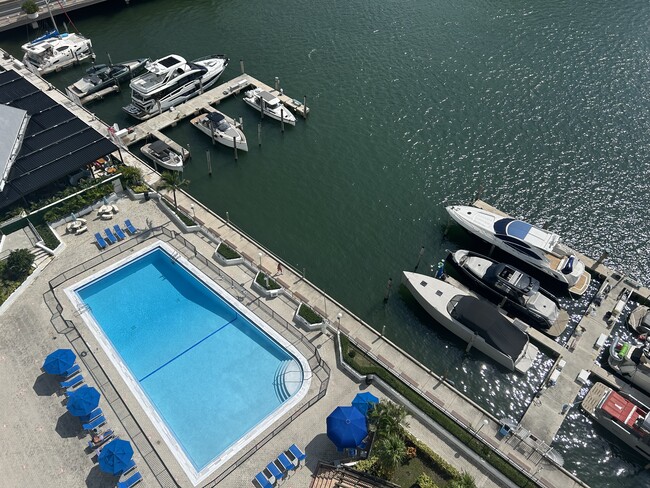 Foto del edificio - 905 Brickell Bay Dr