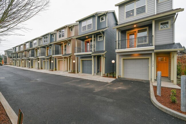 Building Photo - 3Bd/1.5Ba home in Hazelwood neighborhood! -3 stories, Garage and Shared Ensuite Bathroom!