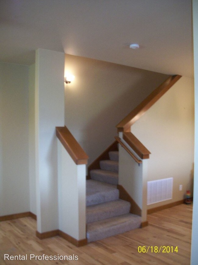 Building Photo - 4 br, 3 bath House - 332 N. Cottonwood Unit F