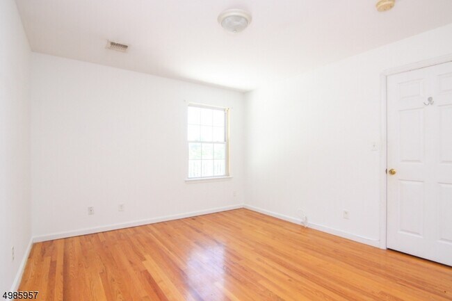 Foto del edificio - 40 Maple Ave