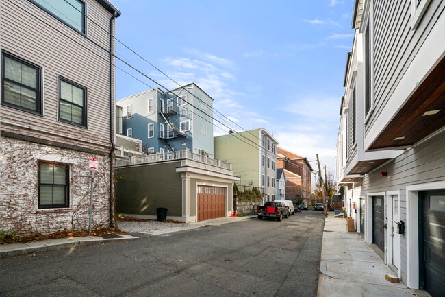Building Photo - 10 Lamson Ct
