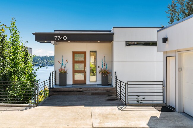 Building Photo - Stunning Lakefront Estate