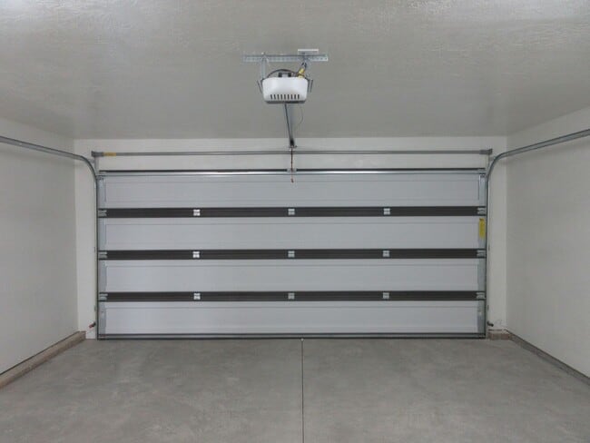 Building Photo - Newer 3 bedroom, 2 bath, one level home in Sycamore Trail