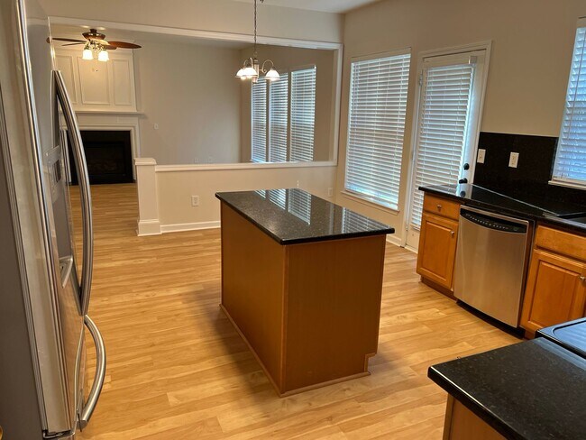 Foto del edificio - 4 bed, 2.5 bath w/ 2 car garage close to p...