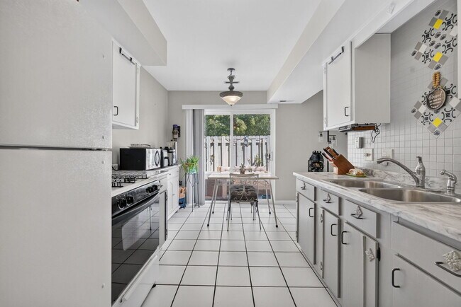 Building Photo - 2303 Aster Dr