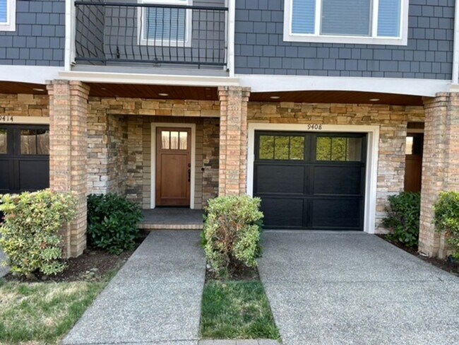 Foto del edificio - Happy Valley Townhome! 2Bed + Den/Office w/ 2.5 Bath ~ Garage, Washer/Dryer ~ Convenient to PDX A...