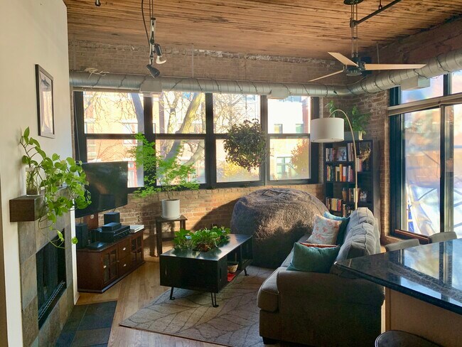 Foto del edificio - 1670 N Claremont Ave
