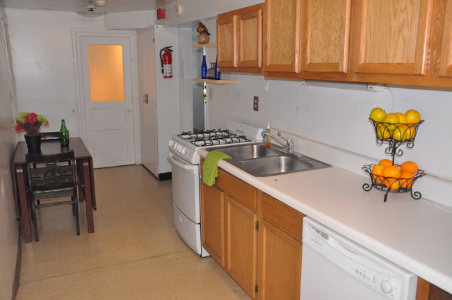 Kitchen - 212 Linden Ave