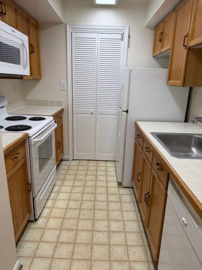 Foto del edificio - Charming 1 Bed 1 Bath Condo In Convenient ...