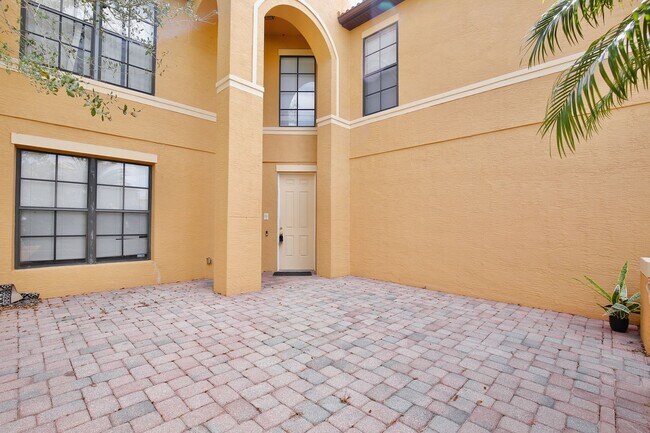 Building Photo - Spacious 5/4 Two Story Home with a Lake Vi...